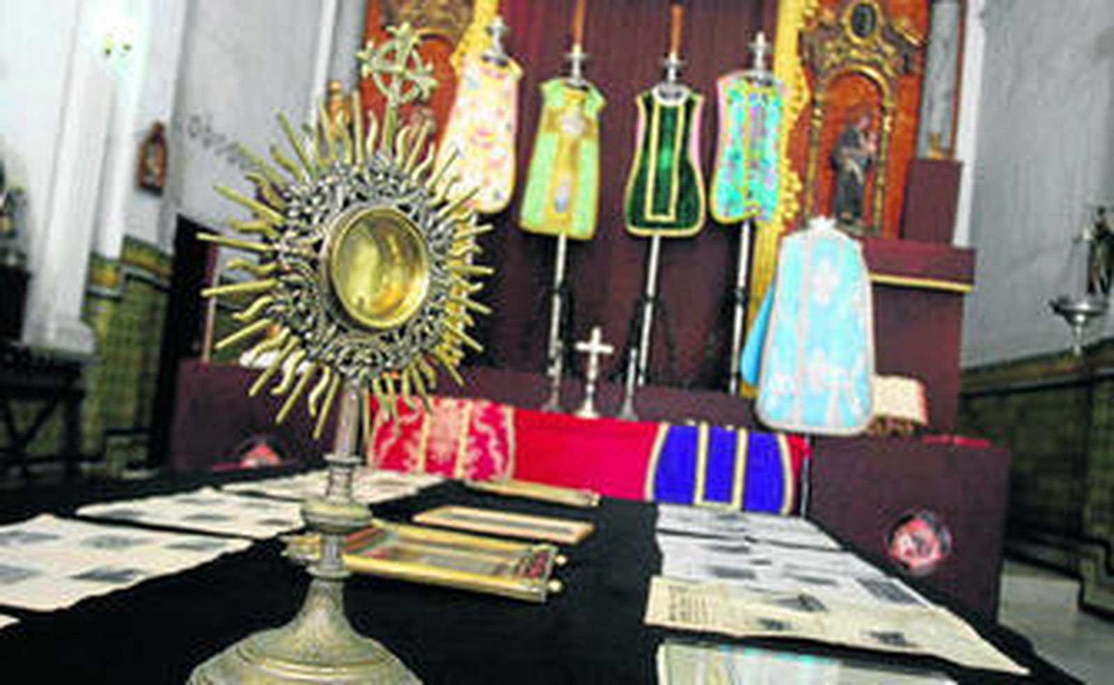 Imagen de la exposición en La Caridad, al fondo se observan las casullas.