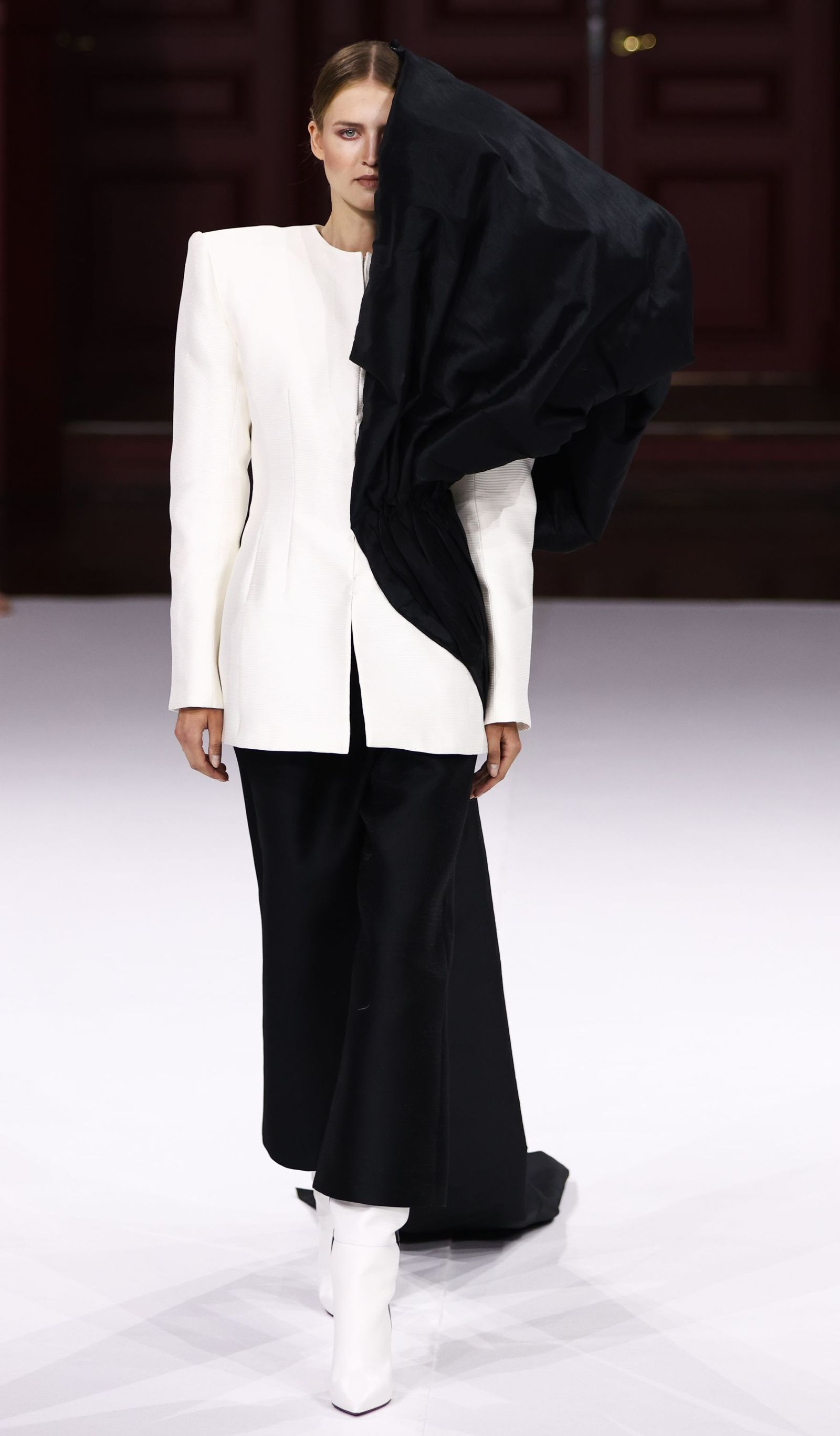 El desfile de la colección 'Fieras' de Juana Martín en París, en imágenes