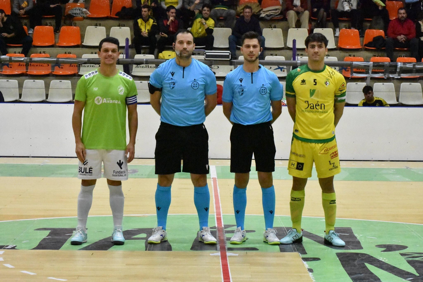Los capitanes de ambos equipos en el partido de la primera vuelta, disputado en La Salobreja.