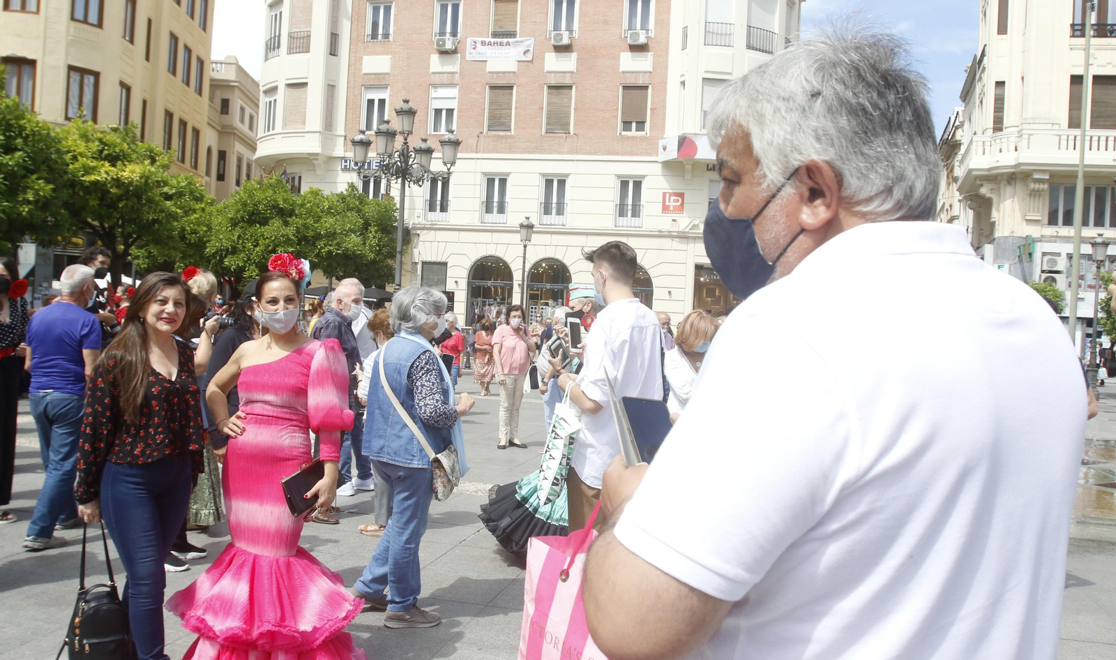 La quedada de las mujeres cordobesas vestidas de flamencas, en imágenes