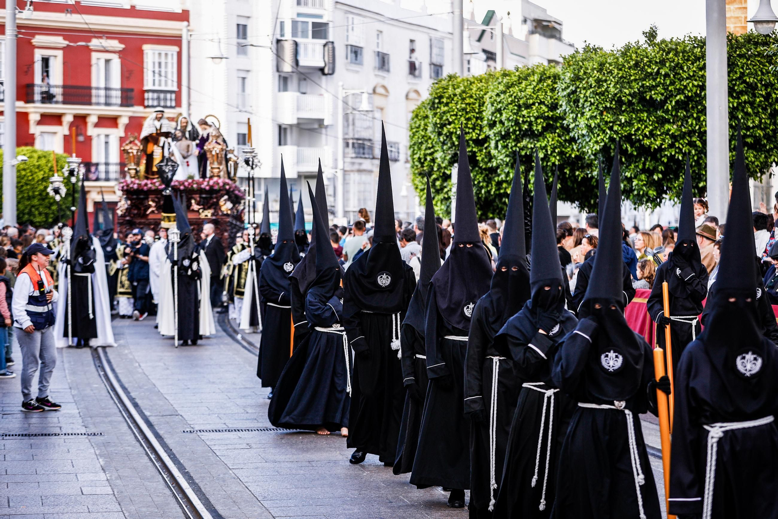 Imágenes de la salida de la Soledad en la Semana Santa de San Fernando 2025