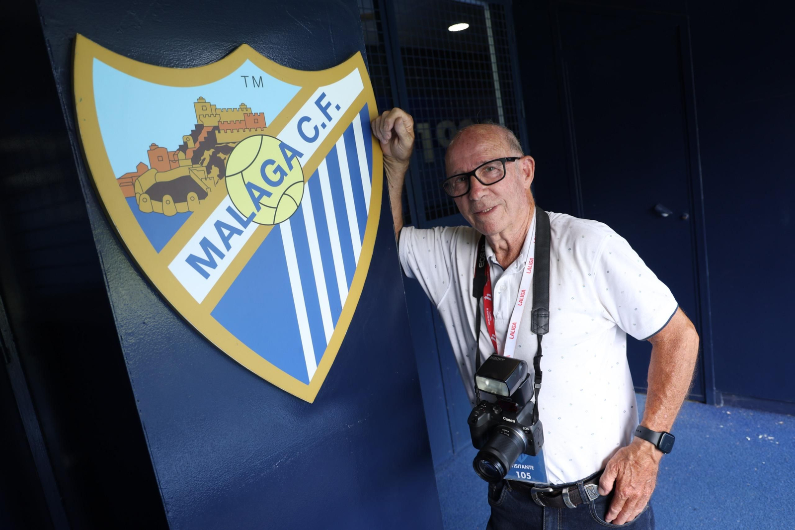 Paco Rodríguez, con el escudo del Málaga CF en La Rosaleda. Paco Rodríguez, con el escudo del Málaga CF en La Rosaleda.