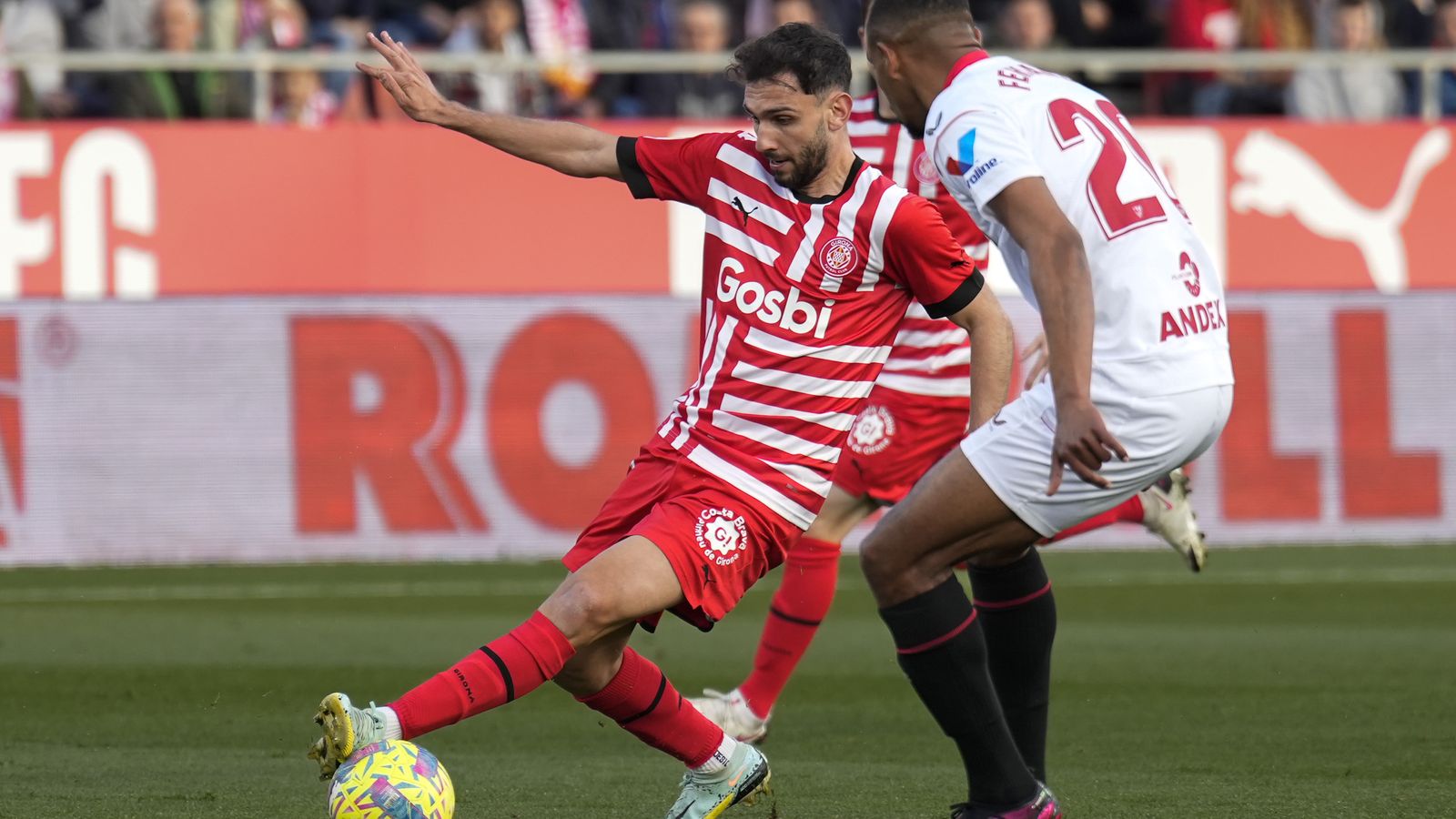 Fernando presiona a Iván Martín durante el partido.