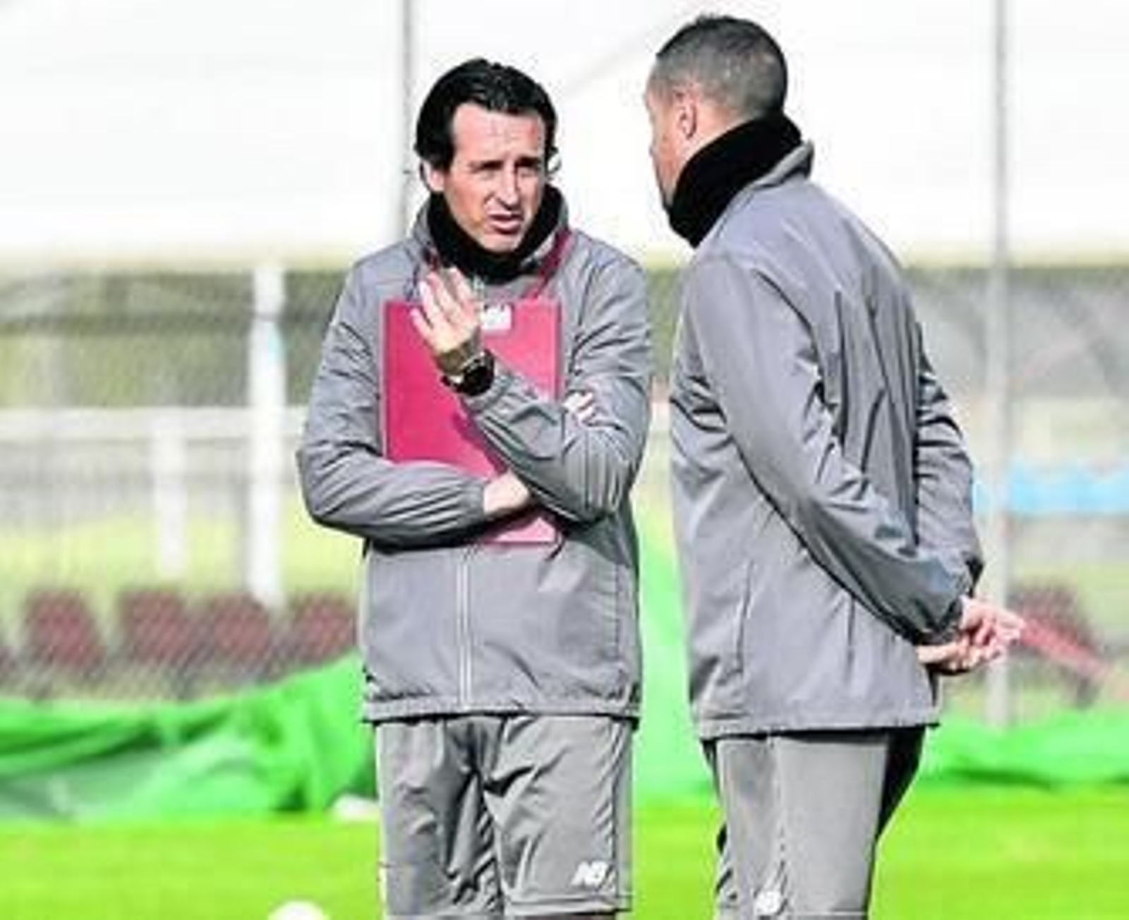 Unai Emery dialoga con Pablo Villa en la sesión de trabajo de ayer.