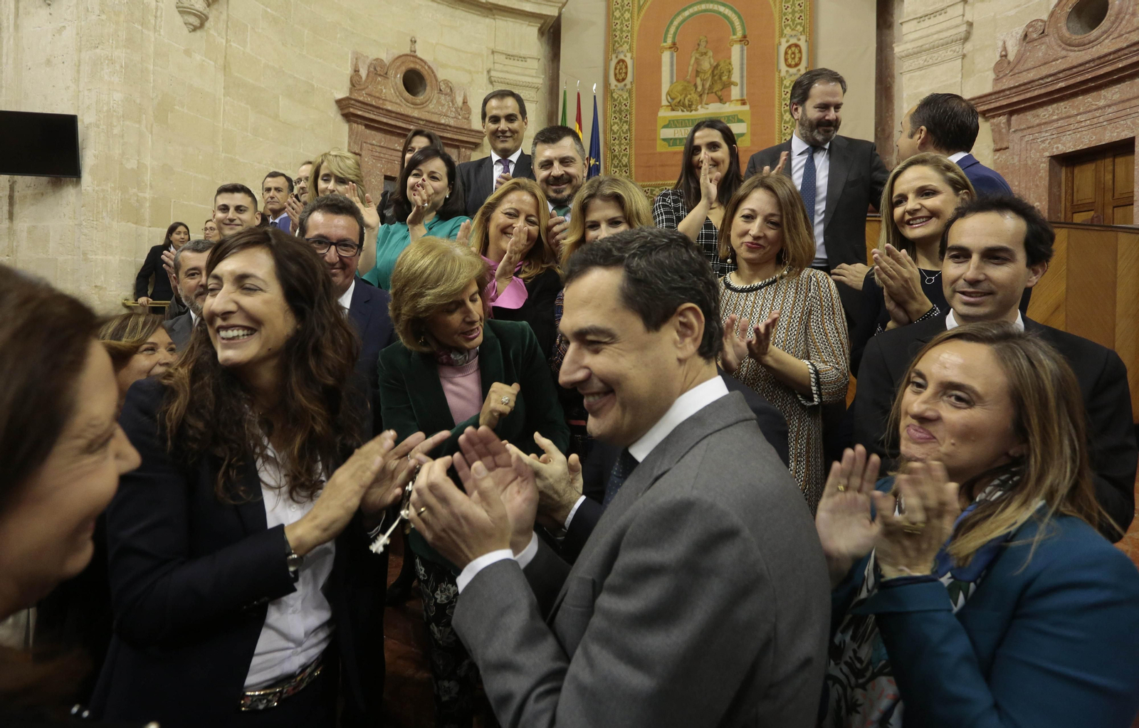 Juanma Moreno, rodeado de su grupo parlamentario.