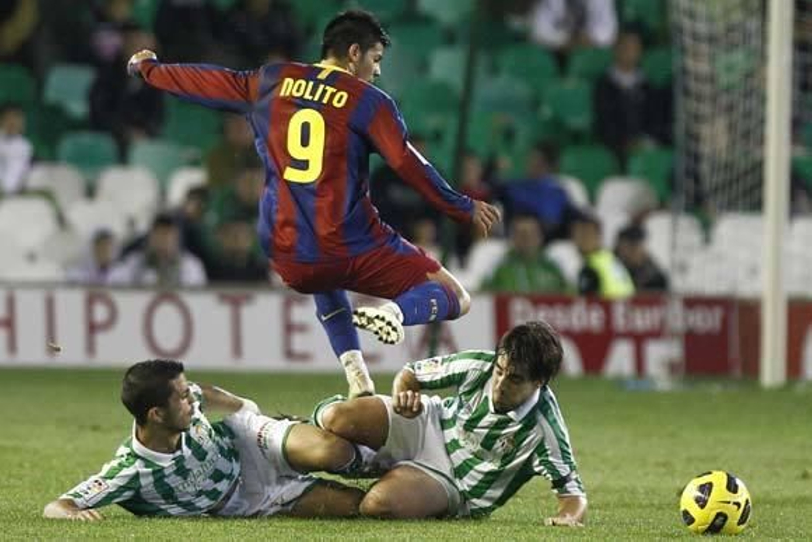 Nolito salta sobre dos jugadores del Betis.