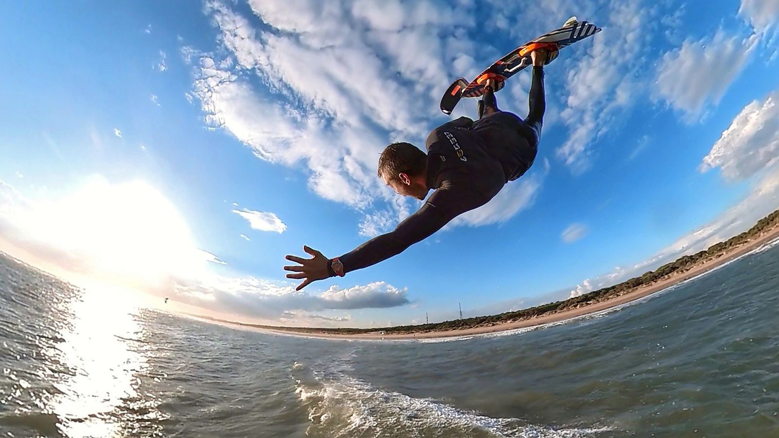 El apasionado del kitesurf que lleva los colores de Huelva por todo el mundo