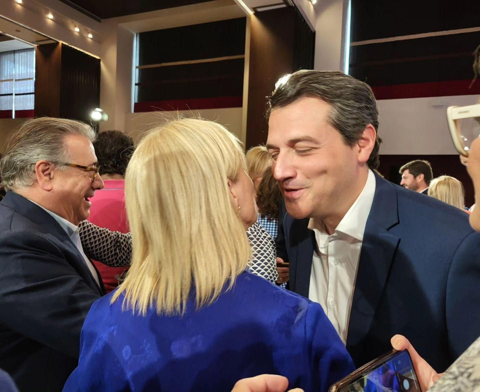 María José García-Pelayo celebra su mayoría absoluta junto a Juanma Moreno