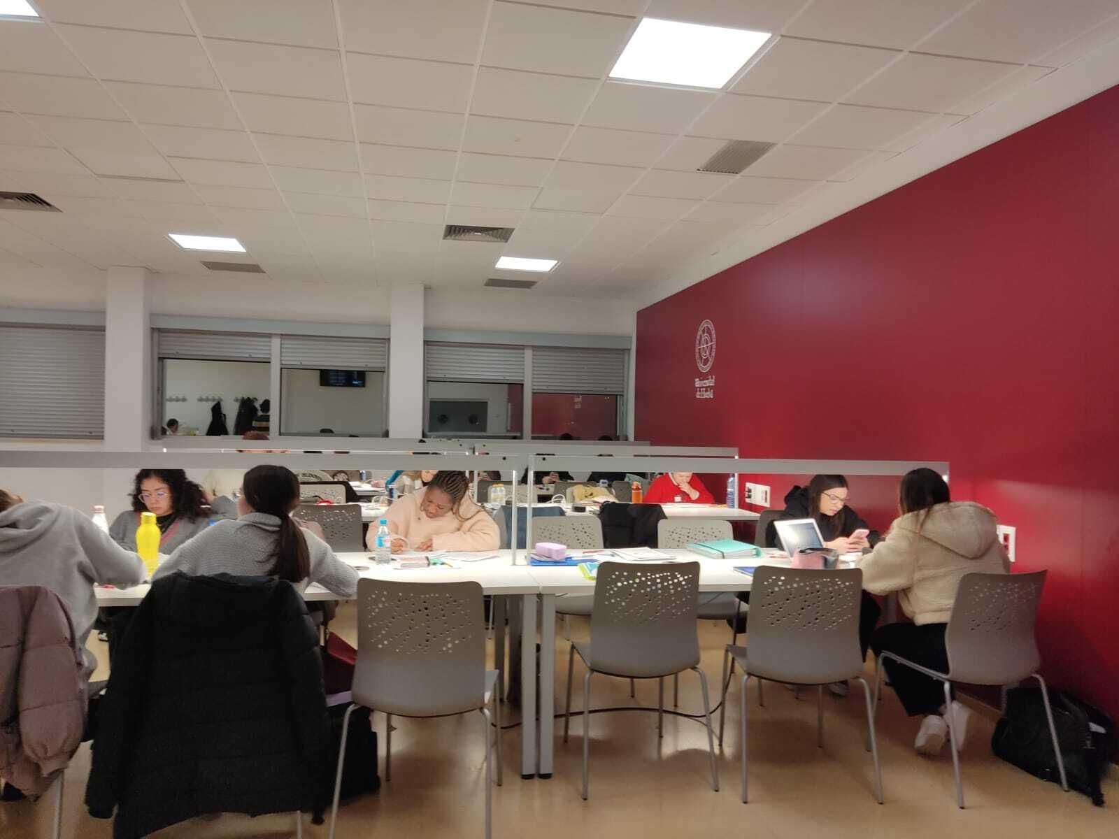 Una de las salas de lectura del edificio Galileo de la Universidad de Huelva