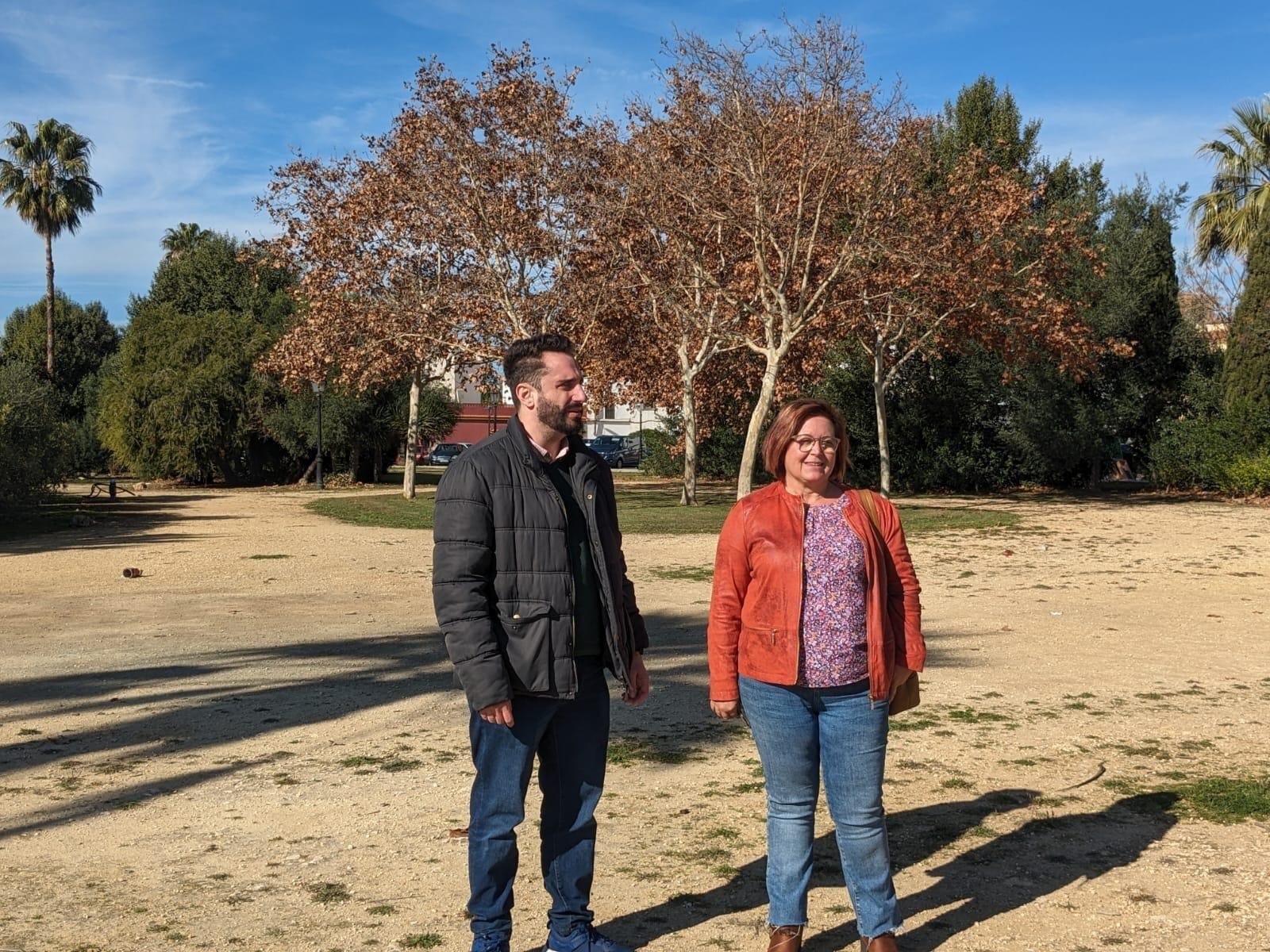 Daniel Perea y Josefa Calvo, en los terrenos del parque.
