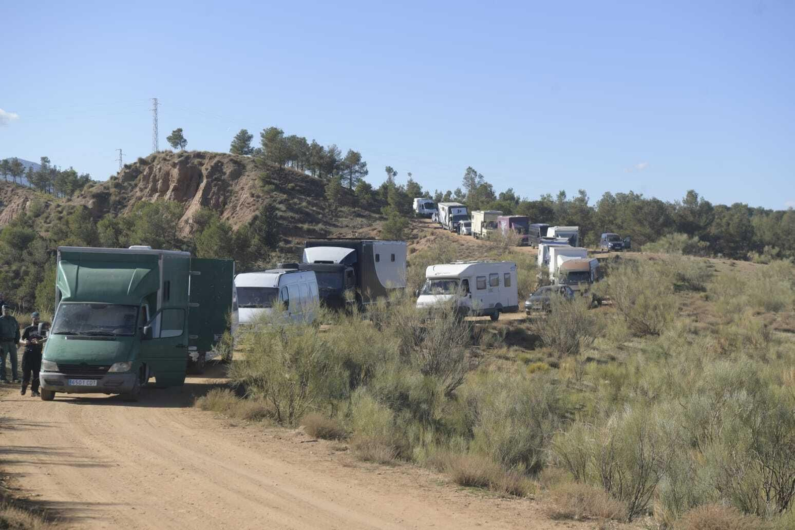 Varias caravanas abandonan la fiesta ilegal de La Peza.