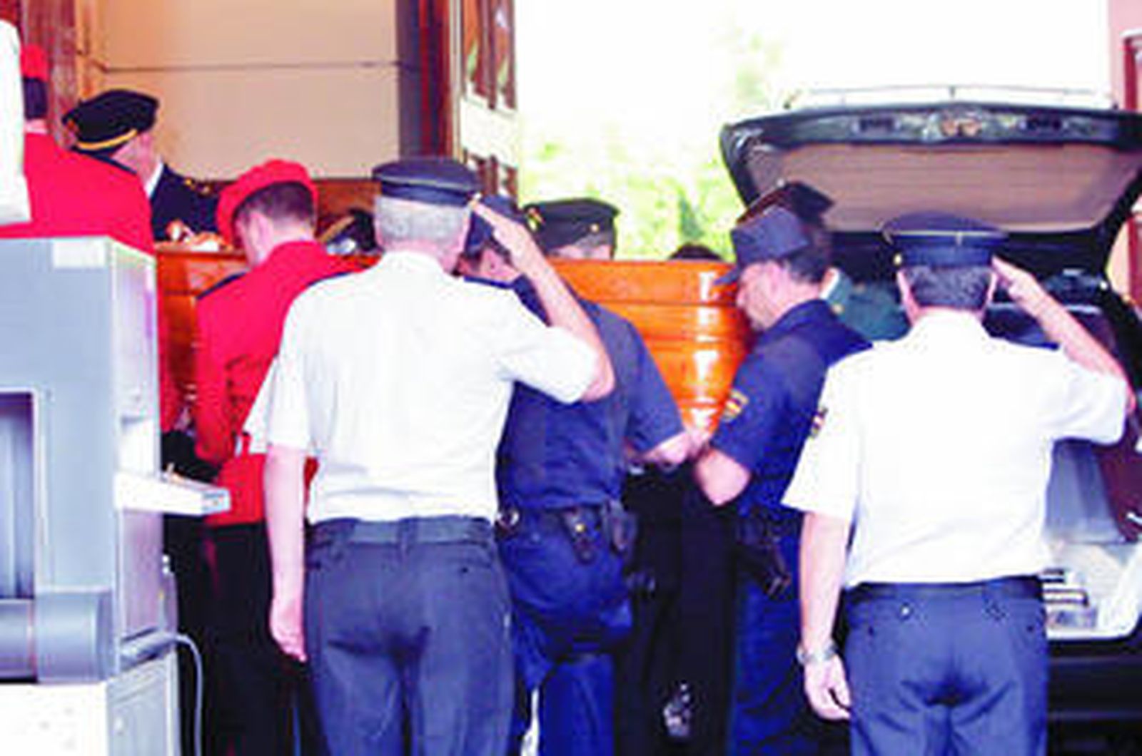 El féretro con el cuerpo del inspector de policía Eduardo Puelles García, al llegar ayer a la capilla ardiente.