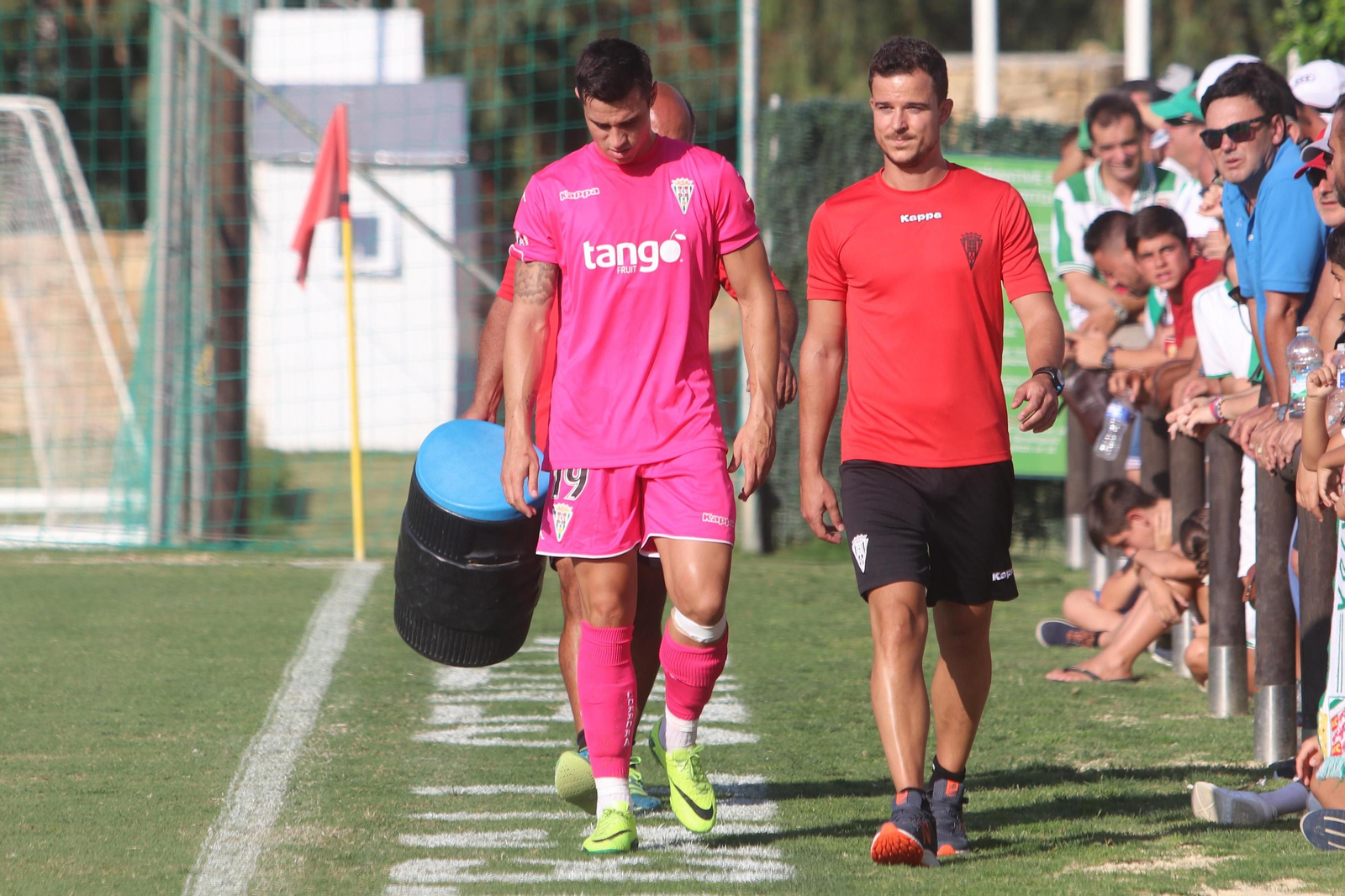 José Roca acompaña a Jaime Romero, lesionado durante un partido de pretemporada.