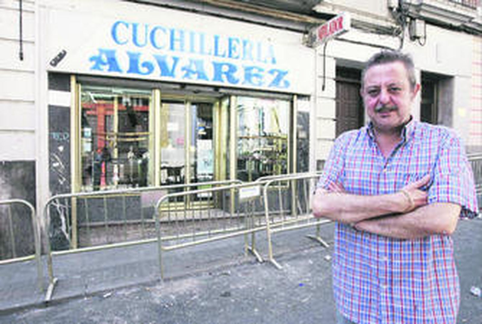 Manuel Álvarez, entre las obras de la calle y su negocio de cuchillos.