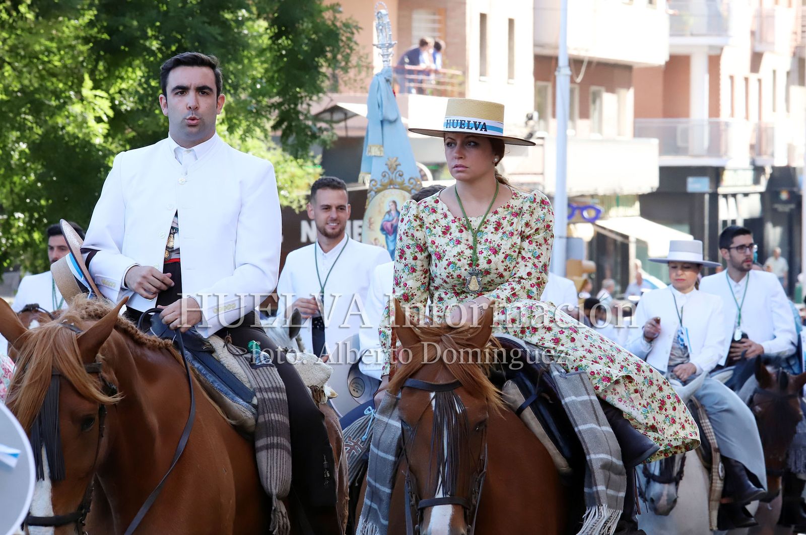 Imágenes de ambiente en la salida de la Hermandad de Huelva