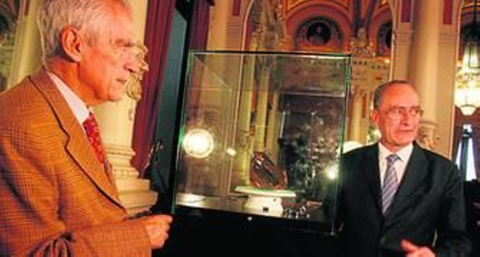 Álvarez de Toledo y De la Torre, en 2006, tras la firma del acuerdo para la instalación en Tabacalera de la colección de gemas de Royal Collections.
