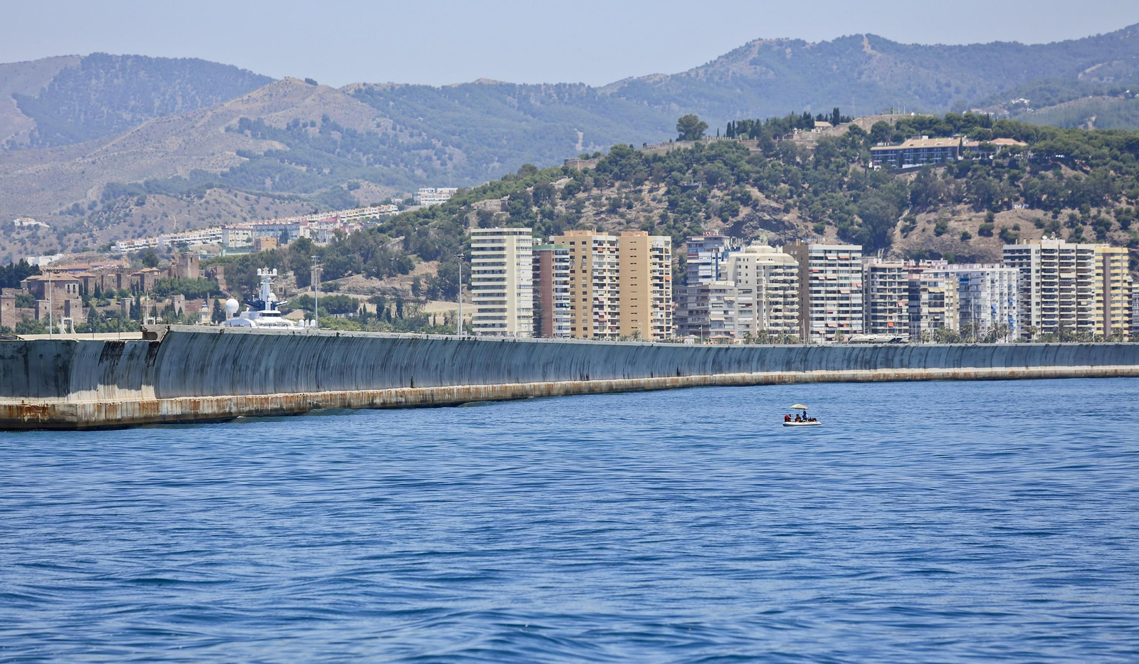 Vista del espaldón del dique de Levante desde el mar.
