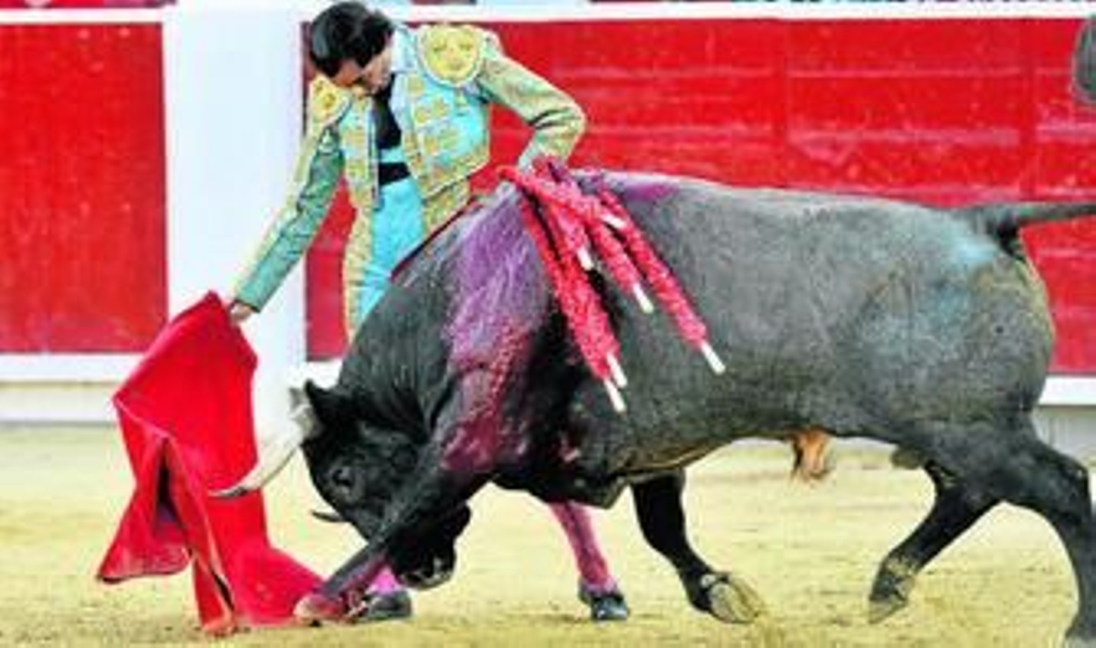 Un excelente muletazo de Curro Díaz durante su actuación de ayer, en la plaza de Albacete.