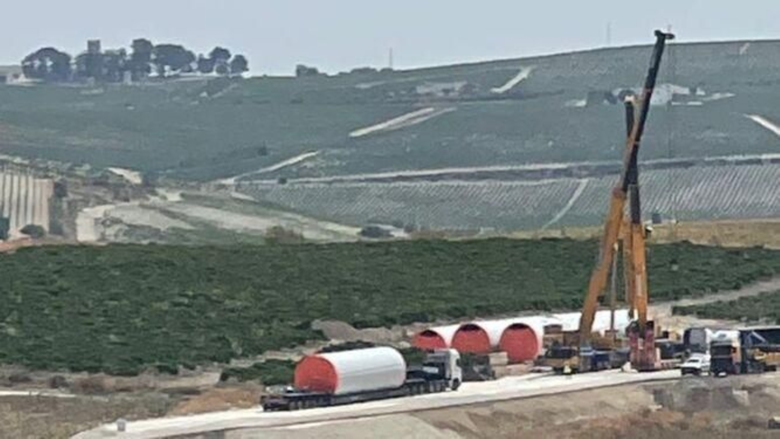 Trabajos de instalación de un aerogenerador del parque eólico el Barroso rodeado de viñedos en Macharnudo.