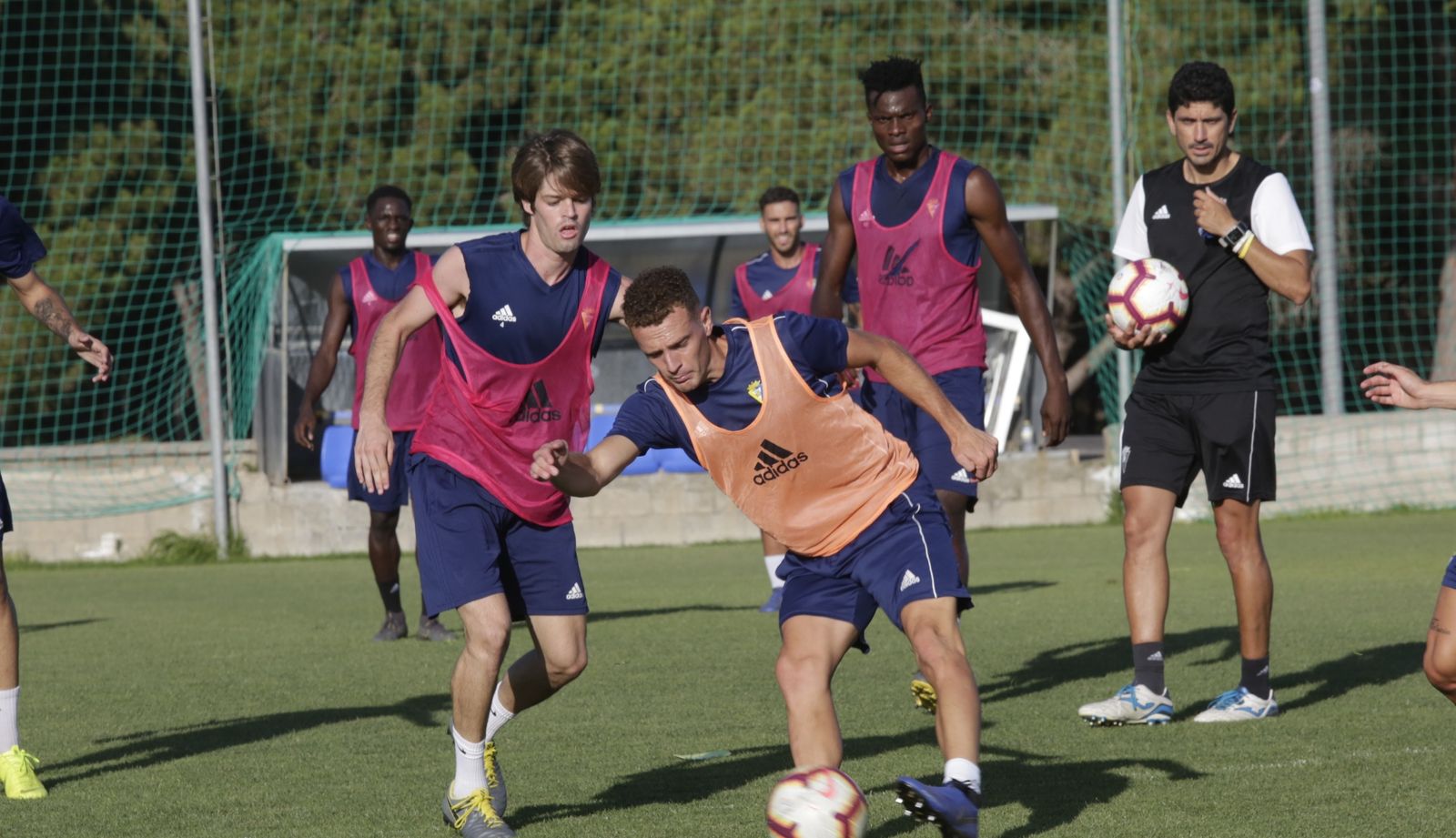 Pavón observa a Duarte (i), Jordi Tur (c) y Saturday, tres de sus canteranos más usados.