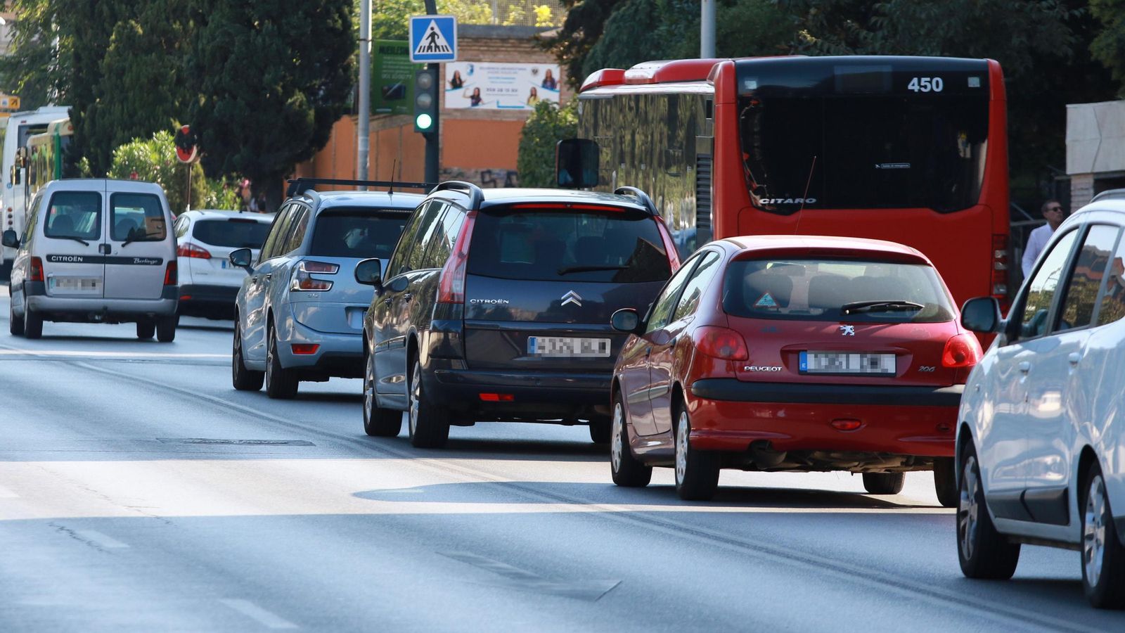 Los vehículos a su paso por la Avenida de Fuentenueva Los vehículos a su paso por la Avenida de Fuentenueva