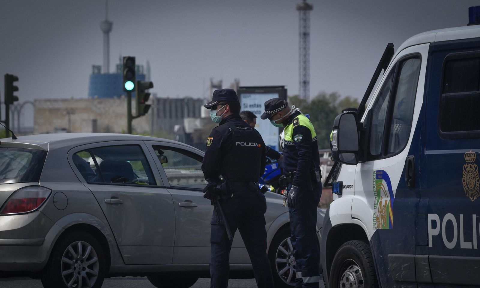 Un policía nacional y un policía local en un control a las afueras de Sevilla.