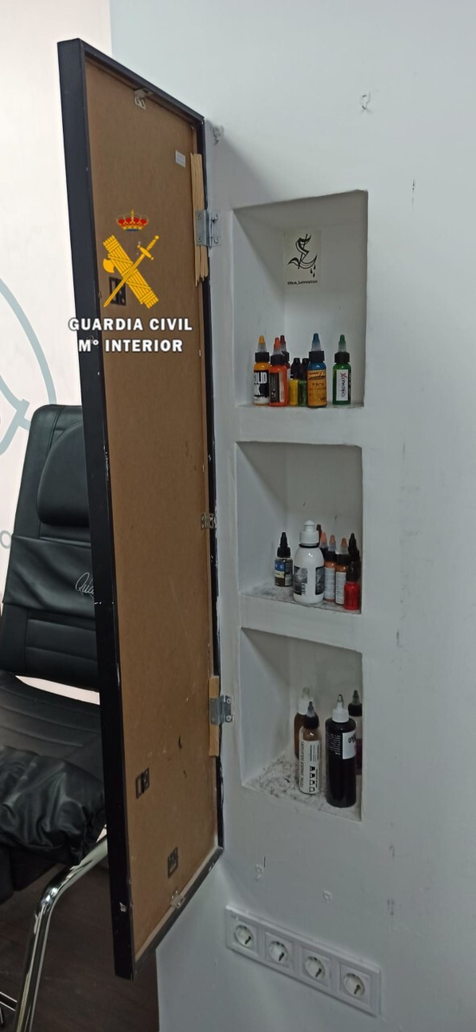 Estantes ocultos en los que escondían las tintas prohibidas.