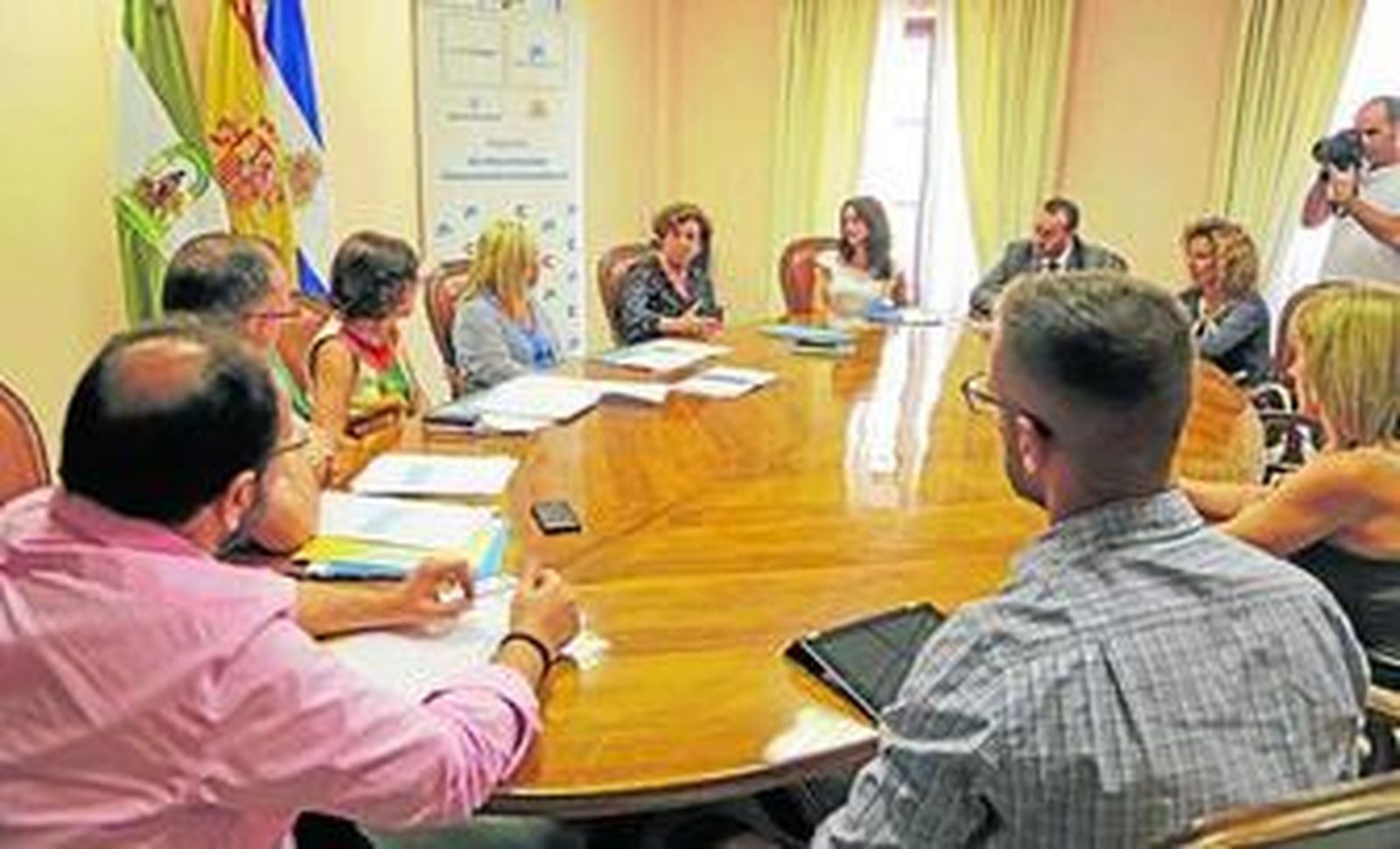 Un momento de la reunión mantenida ayer en el Ayuntamiento entre representantes de instituciones y colectivos que participan en el proyecto.