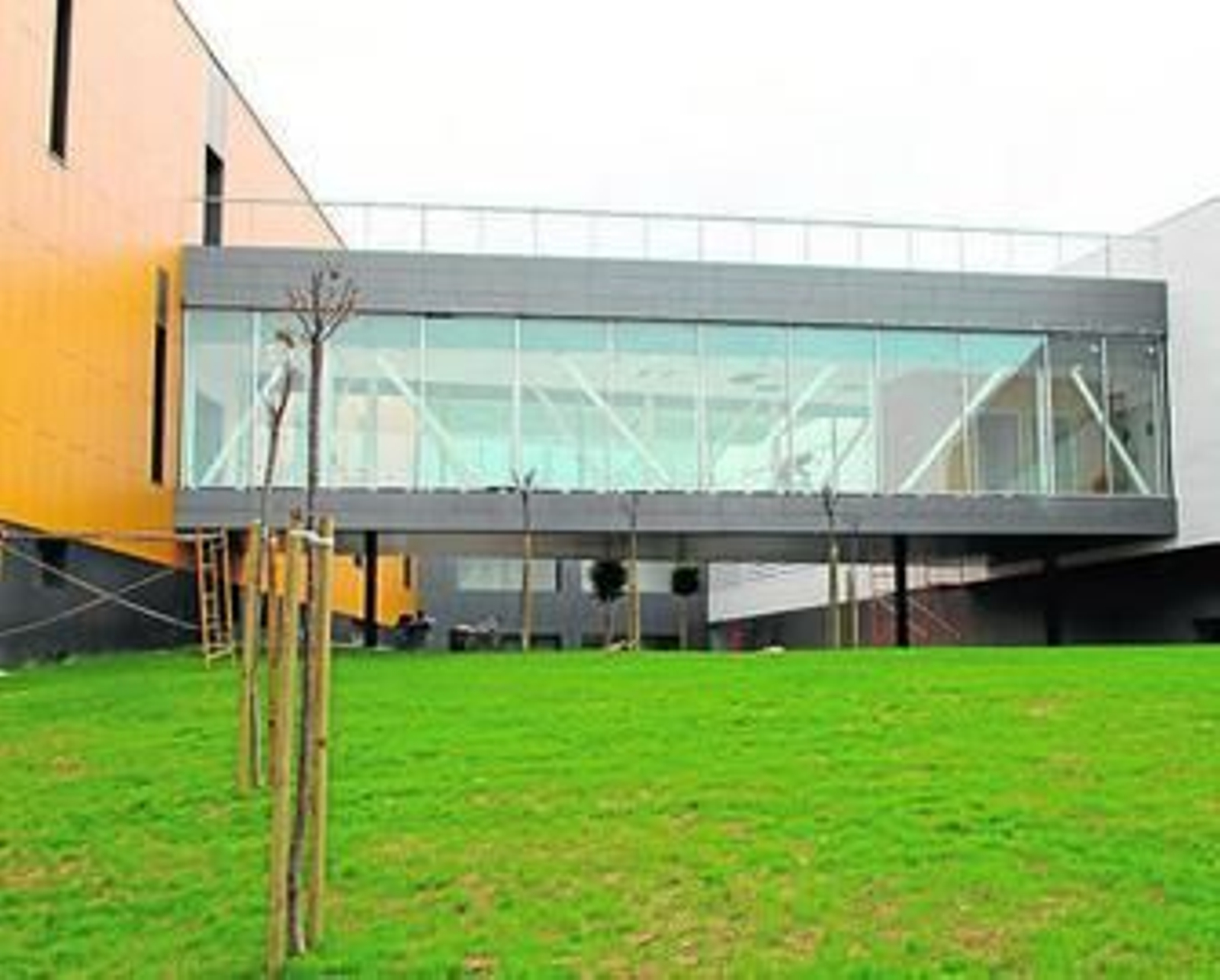 Túnel que comunica los dos edificios del Chare. en una imagen del pasado viernes.