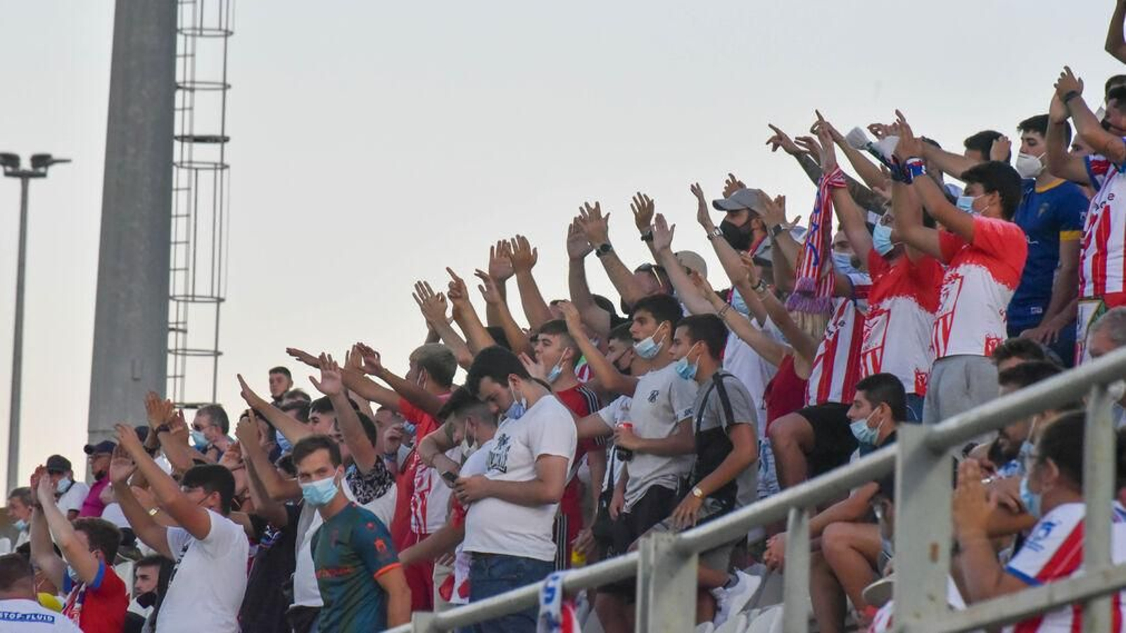 Aficionados algeciristas cantan en una de las gradas del Nuevo Mirador.