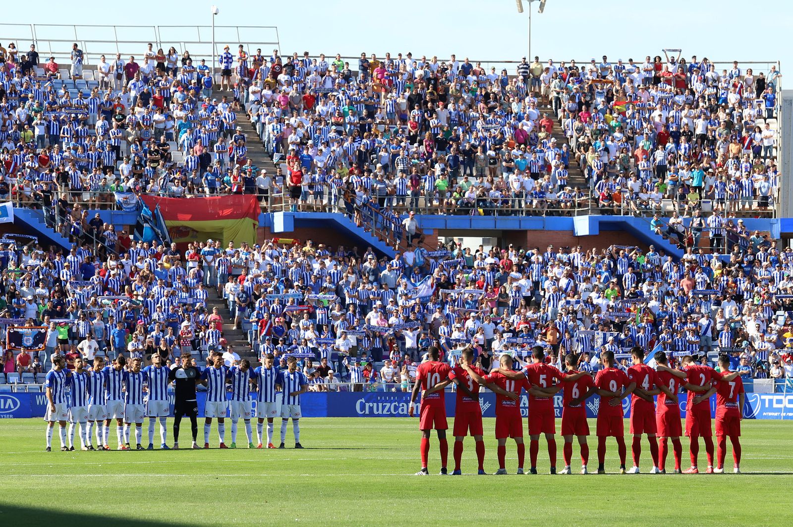 El Recreativo y el Fuenlabrada, poco antes de comenzar el partido con unas gradas repletas.