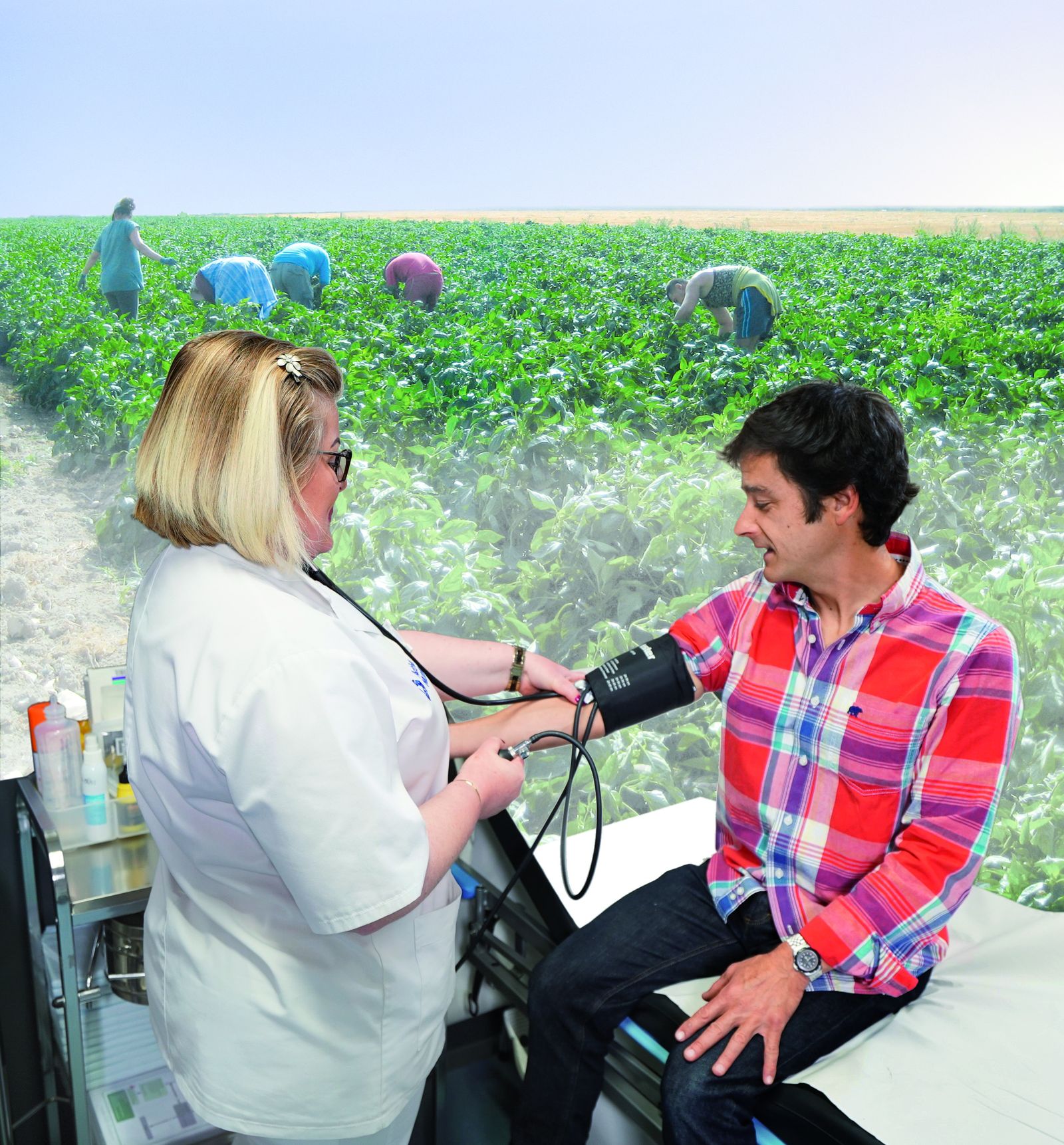 Un trabajador agrario pasando el reconocimiento médico.