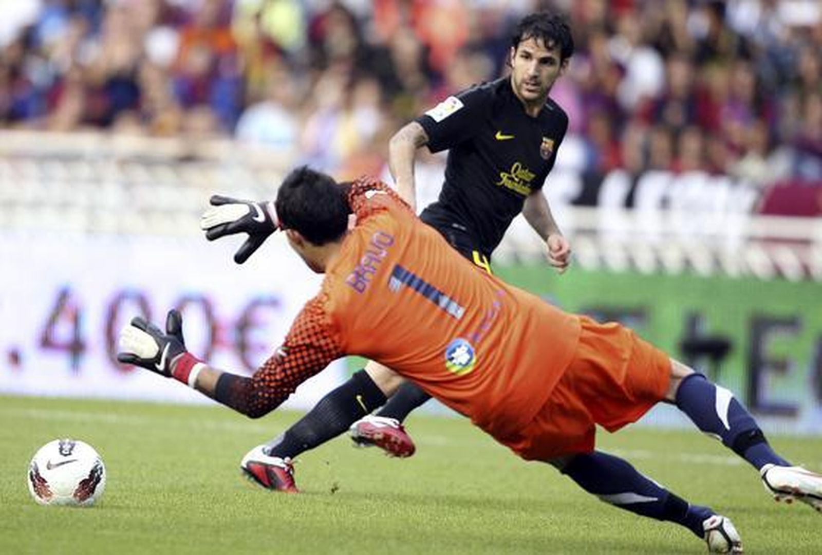 Cesc marca el segundo gol azulgrana en Anoeta. / EFE
