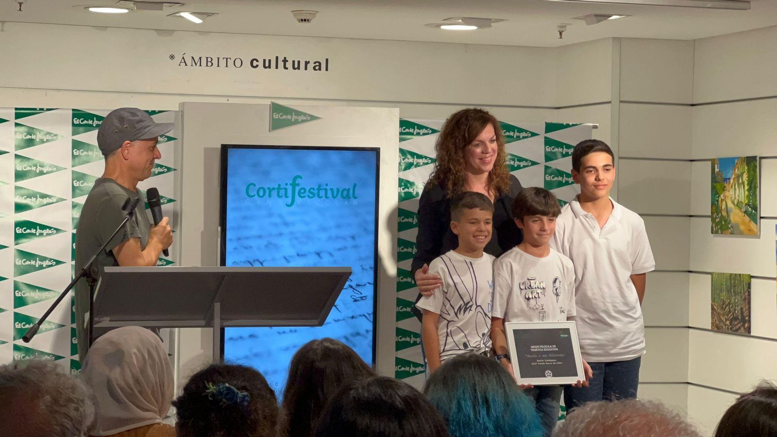 Momento en el que los alumnos del CEIP Puente Zuazo de San Fernando recogen el premio del Festival de Cine Escolar 'Cortifesival'.