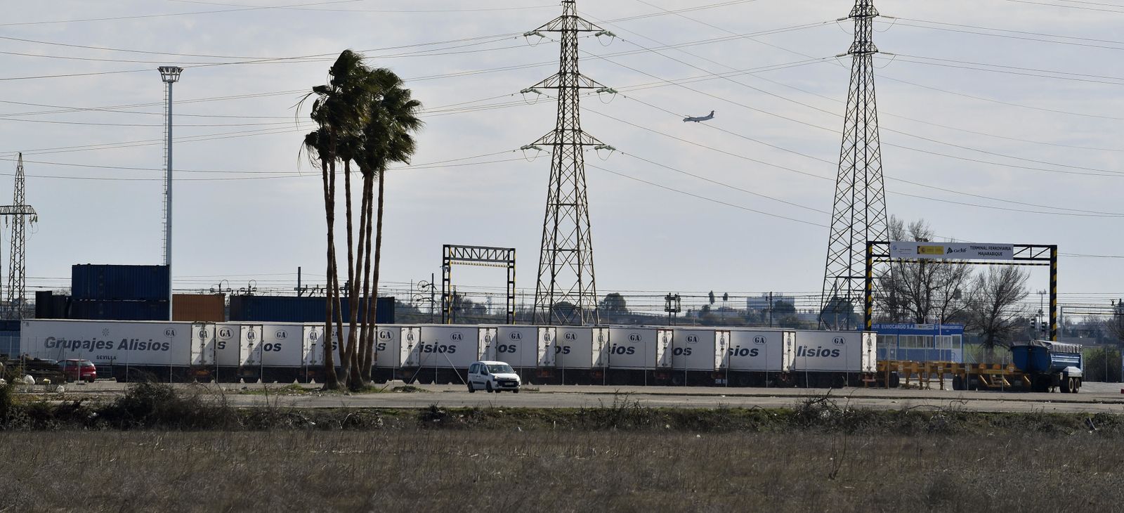 Vista de la entrada a la terminal ferroviaria de contenedores de Majarabique, en suelos de La Rinconada.