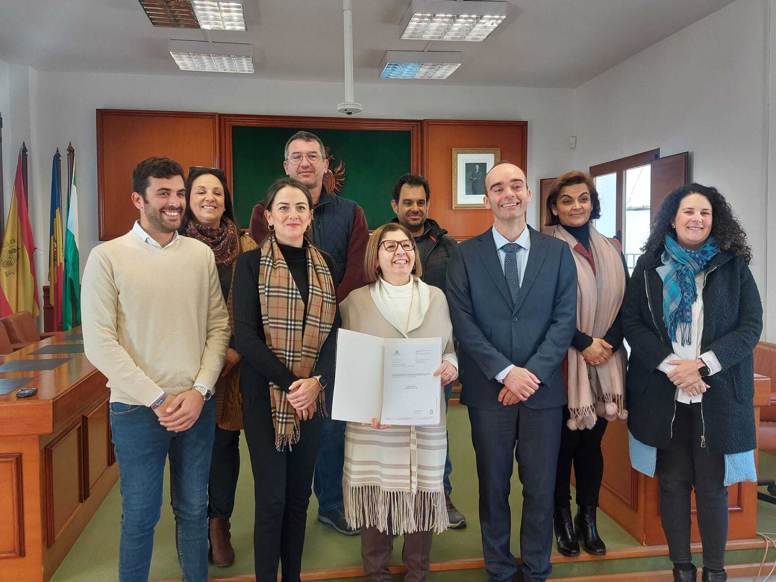 La alcaldesa junto a los delegados de Gobierno y Sostenibilidad y ediles tras la firma.