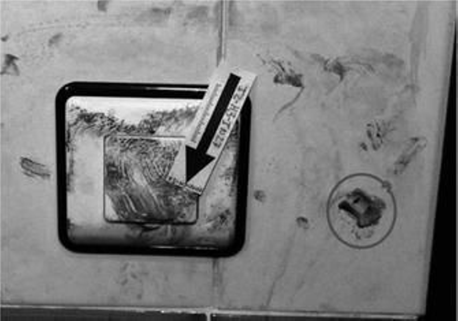 1. Interruptor del baño junto al que se observa, dentro de un círculo, la huella del pulgar de la mano izquierda. 2-3. Reverso y anverso de los guantes intervenidos por la Guardia Civil en la taquilla del acusado 4. Guante utilizado para los ensayos del informe pericial realizado por los agentes del instituto armado.