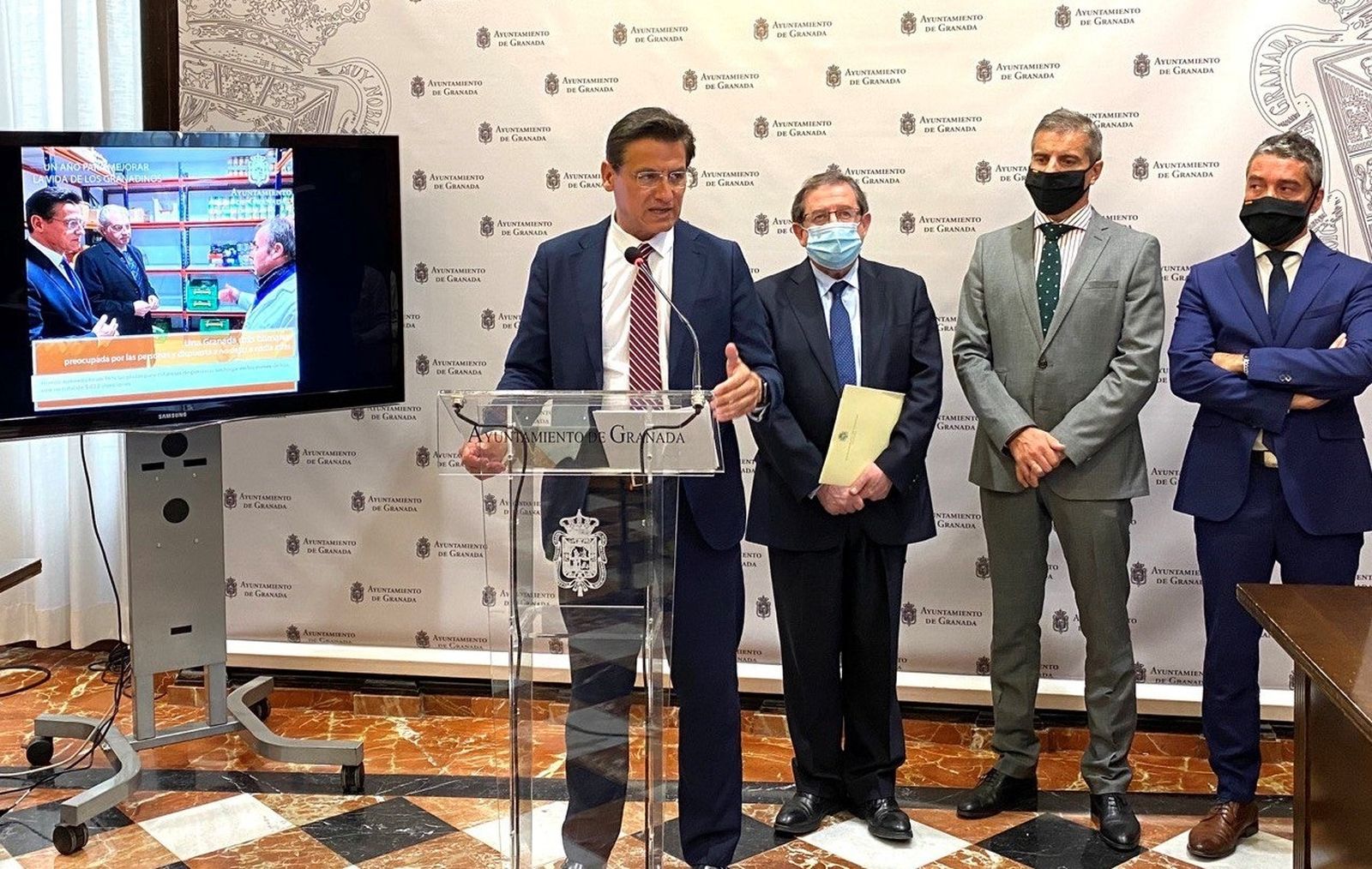 Luis Salvador, junto a Luis González, César Díaz y Manuel Olivares en el balance de su primer año de gobierno en la Plaza del Carmen.
