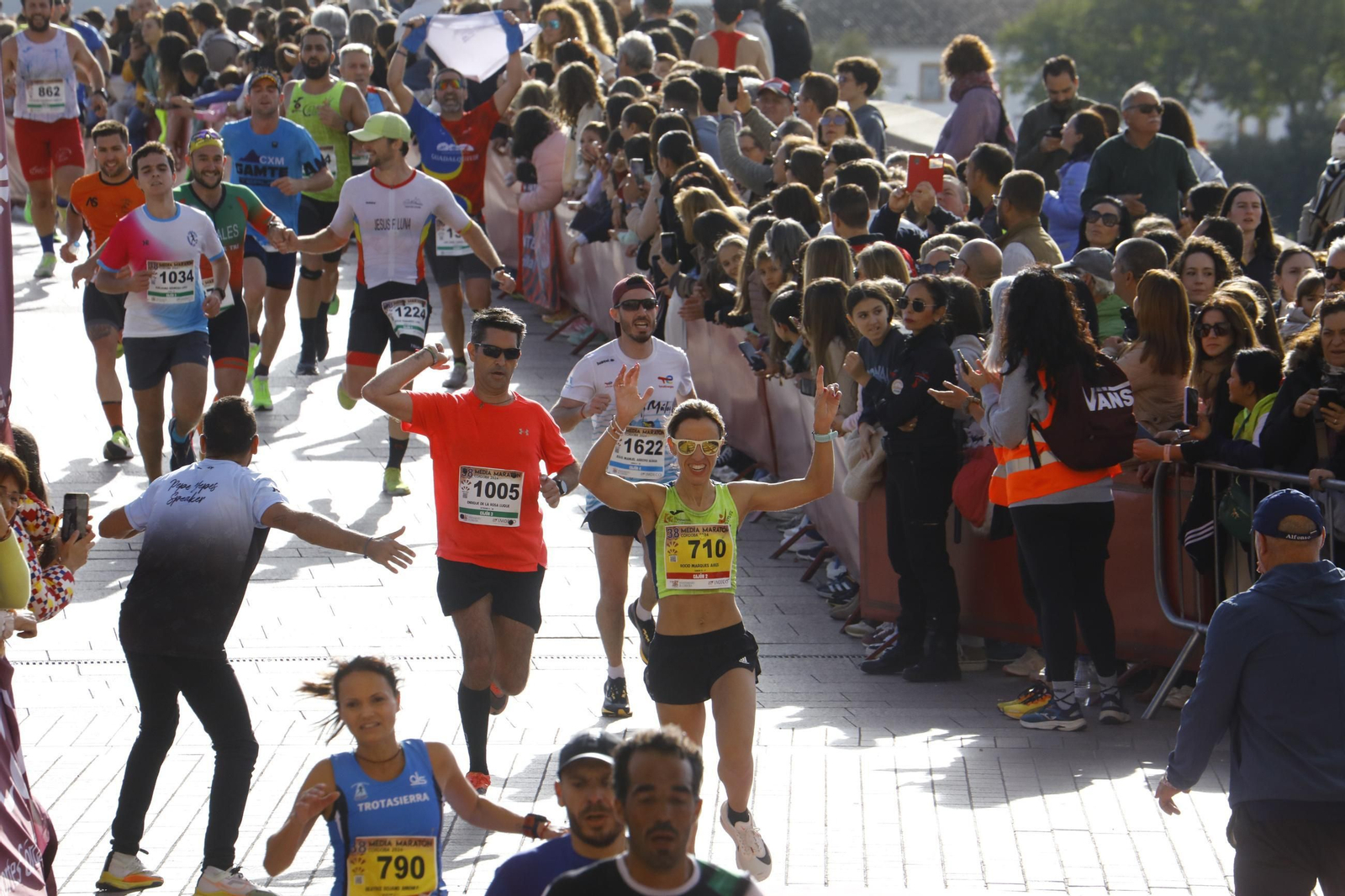 La gloria de cruzar la Puerta del Puente: las fotos de la línea de meta de la Media Maratón de Córdoba 2024