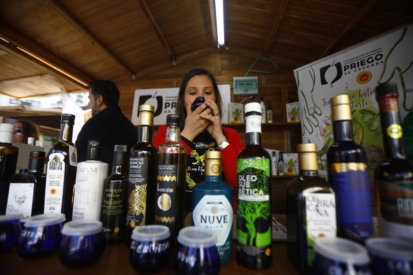 Una mujer cata aceites de oliva virgen extra en un certamen