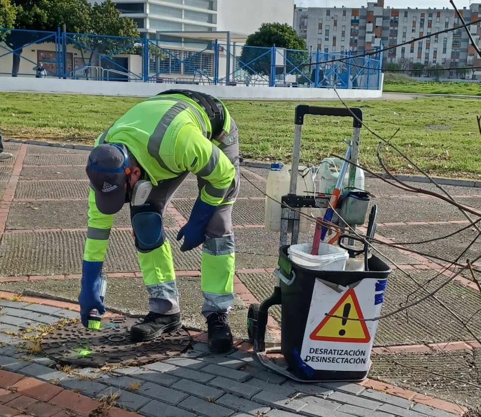 Un operario, en labores de desratización.