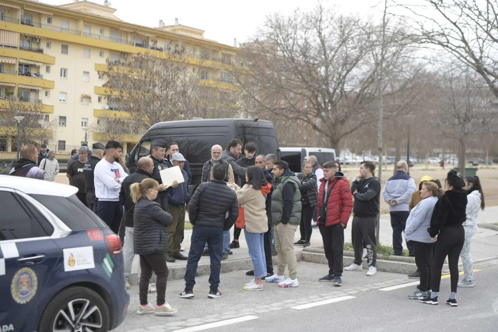 Los vendedores han acudido a la nueva calle pero no están conformes con la distribución y el espacio.