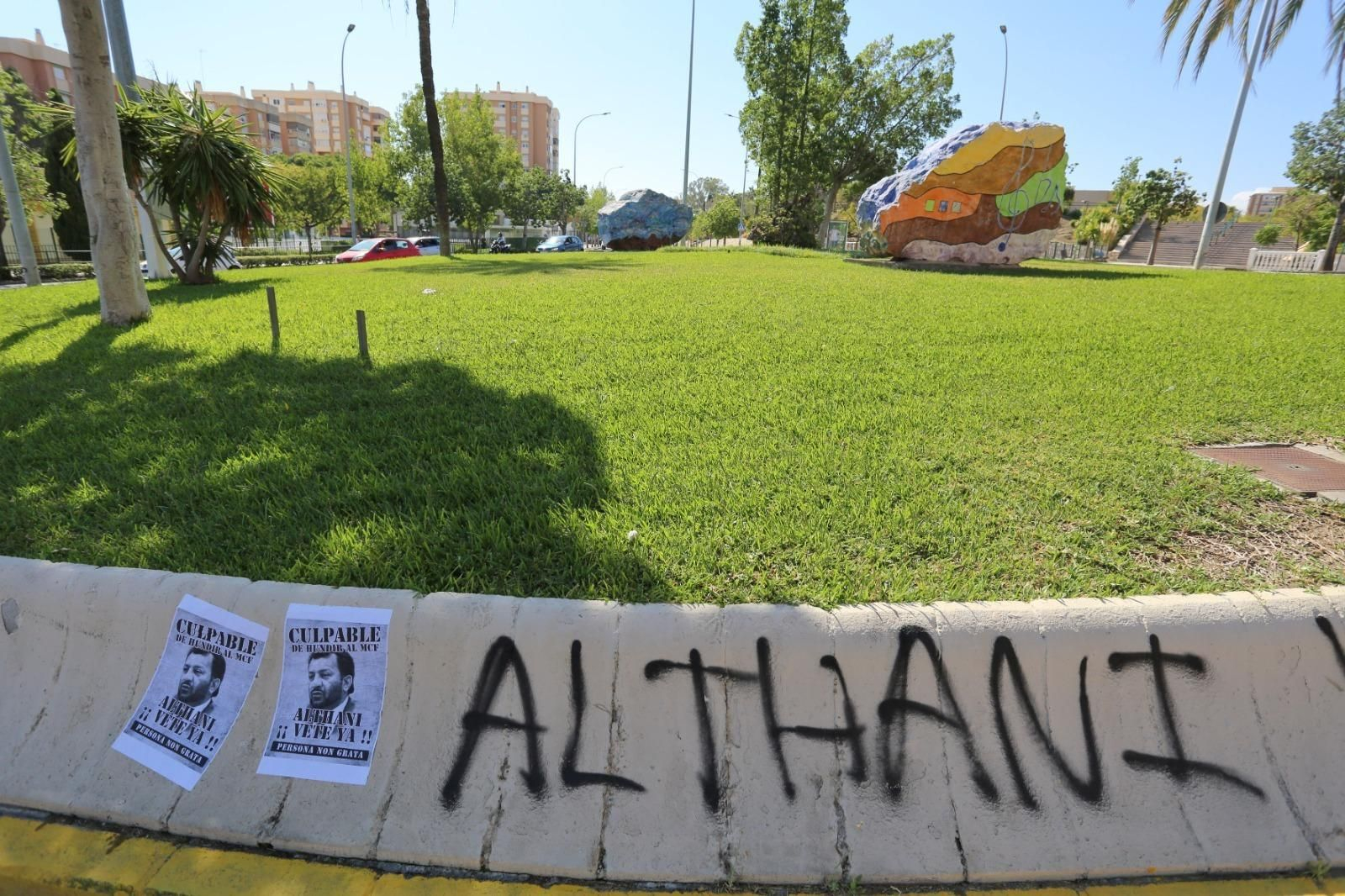 La rotonda que lleva el nombre de Abdullah Al-Thani sin su placa.