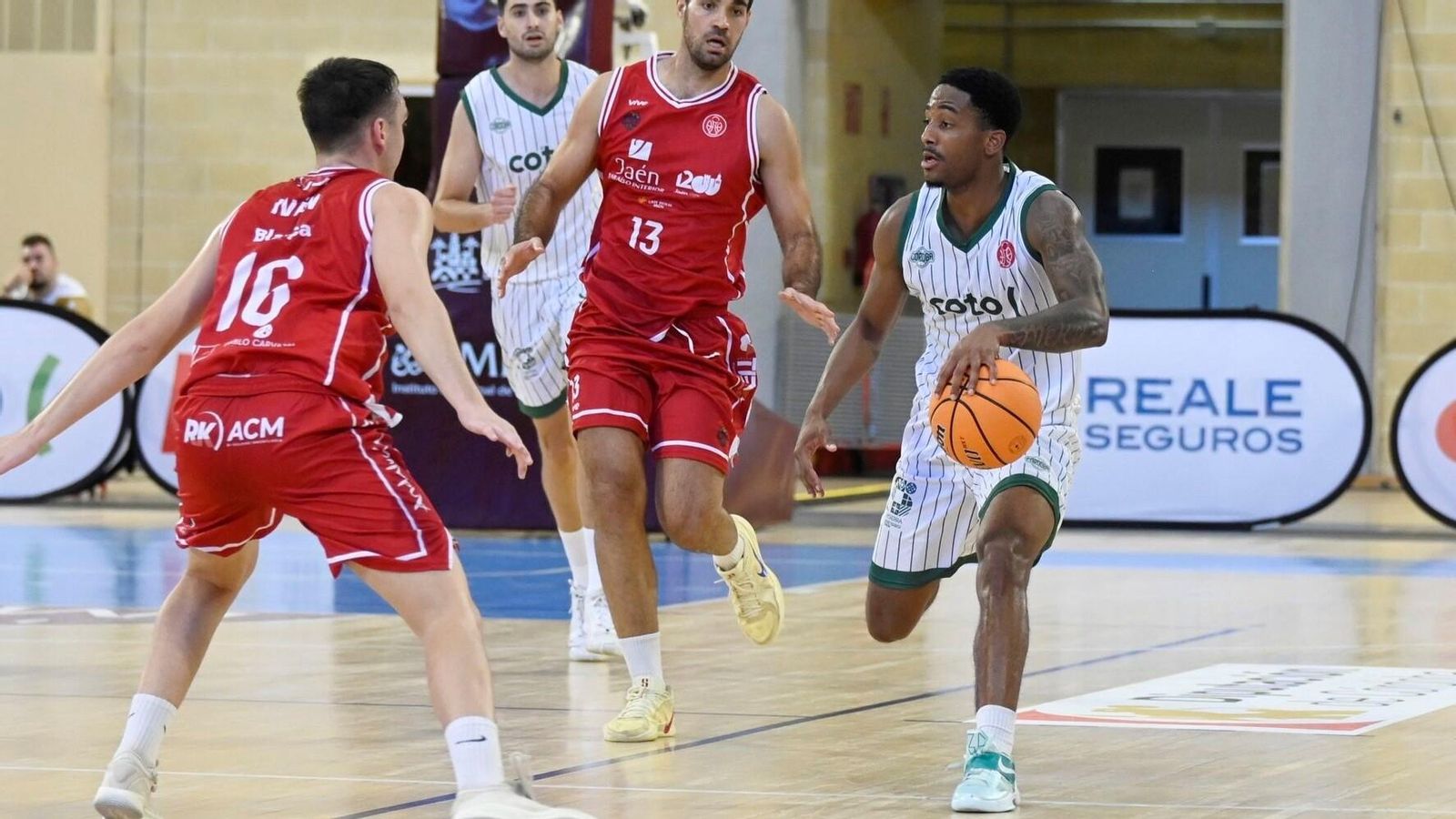 Ja'Monta Black conduce el balón en un partido del Coto Córdoba de la Copa de España.