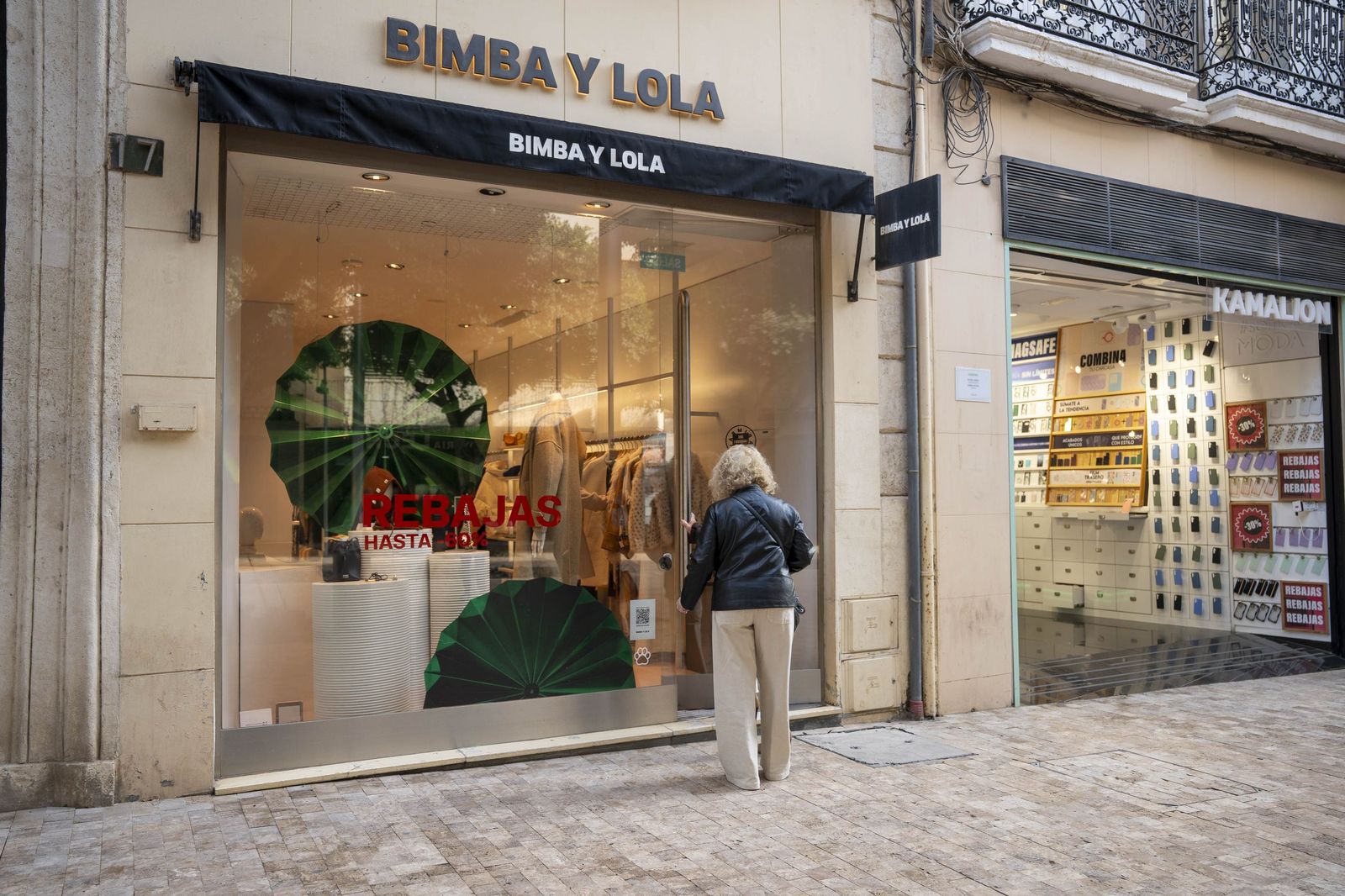 El comienzo de la campaña de rebajas en Almería, en imágenes