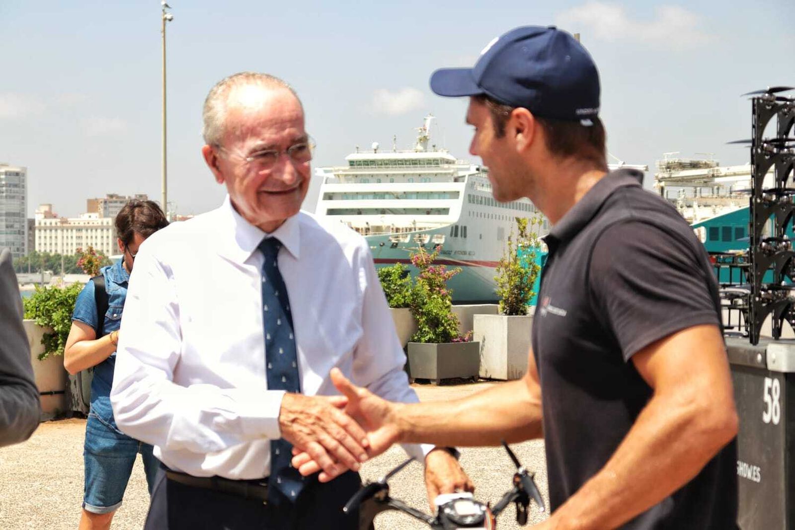 La instalación de los fuegos y drones para arrancar la Feria, en fotos
