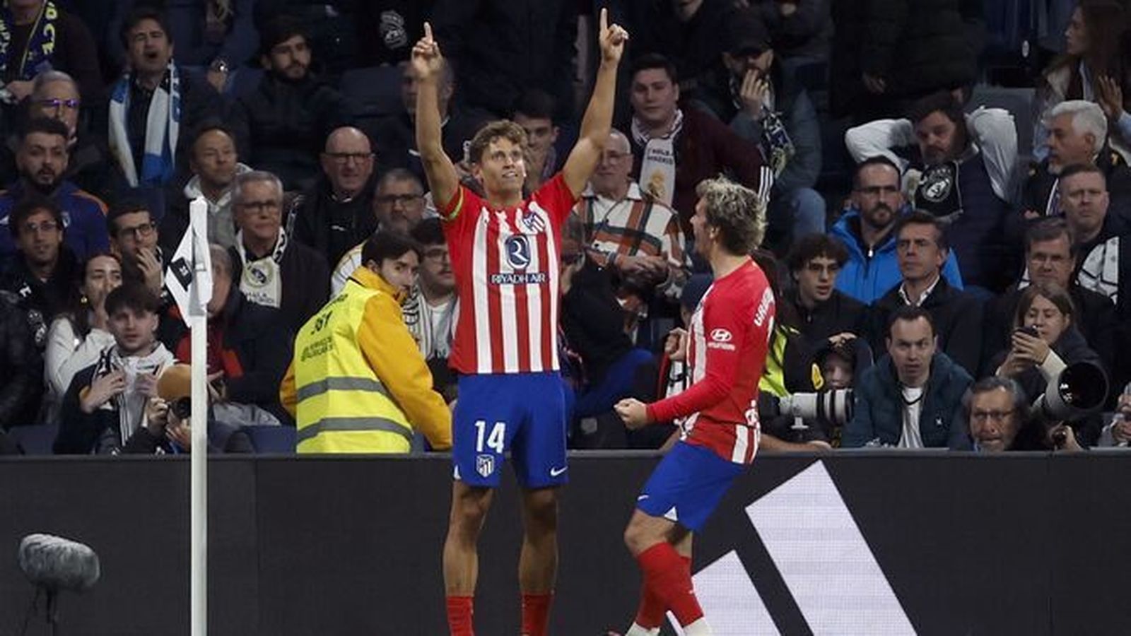 Marcos Llorente celebra el gol del empate junto a Griezmann.