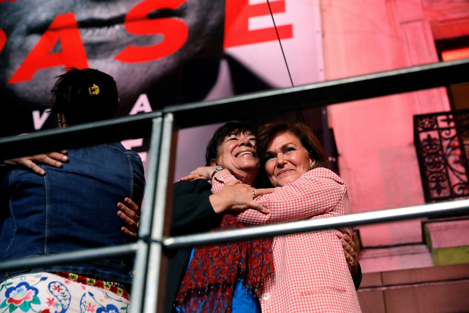 Cristina Narbona abraza a Carmen Calvo, número dos socialista por Madrid, en la sede de Ferraz.