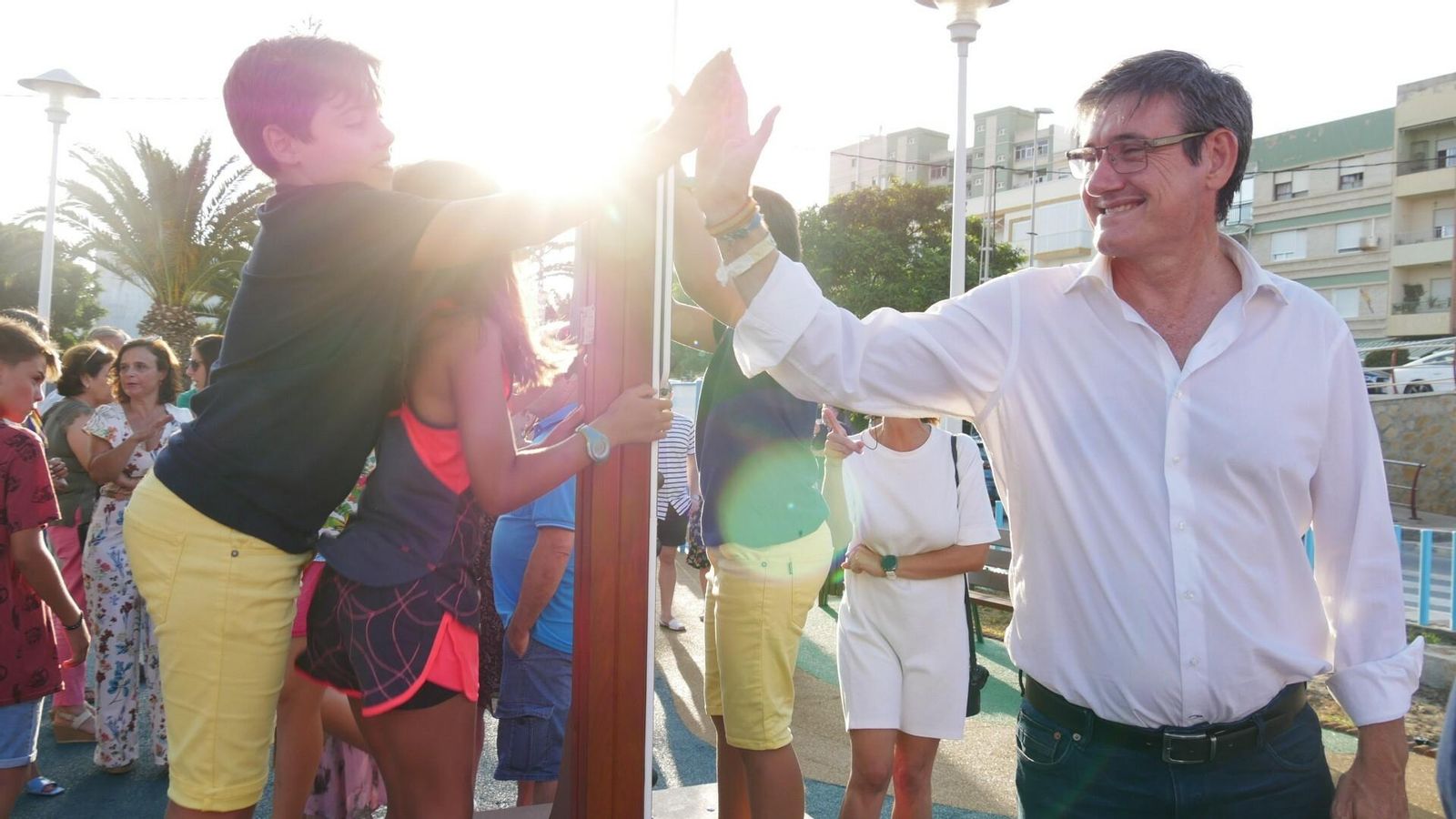 Manuel Cortés saluda a un niño en el renovado parque.