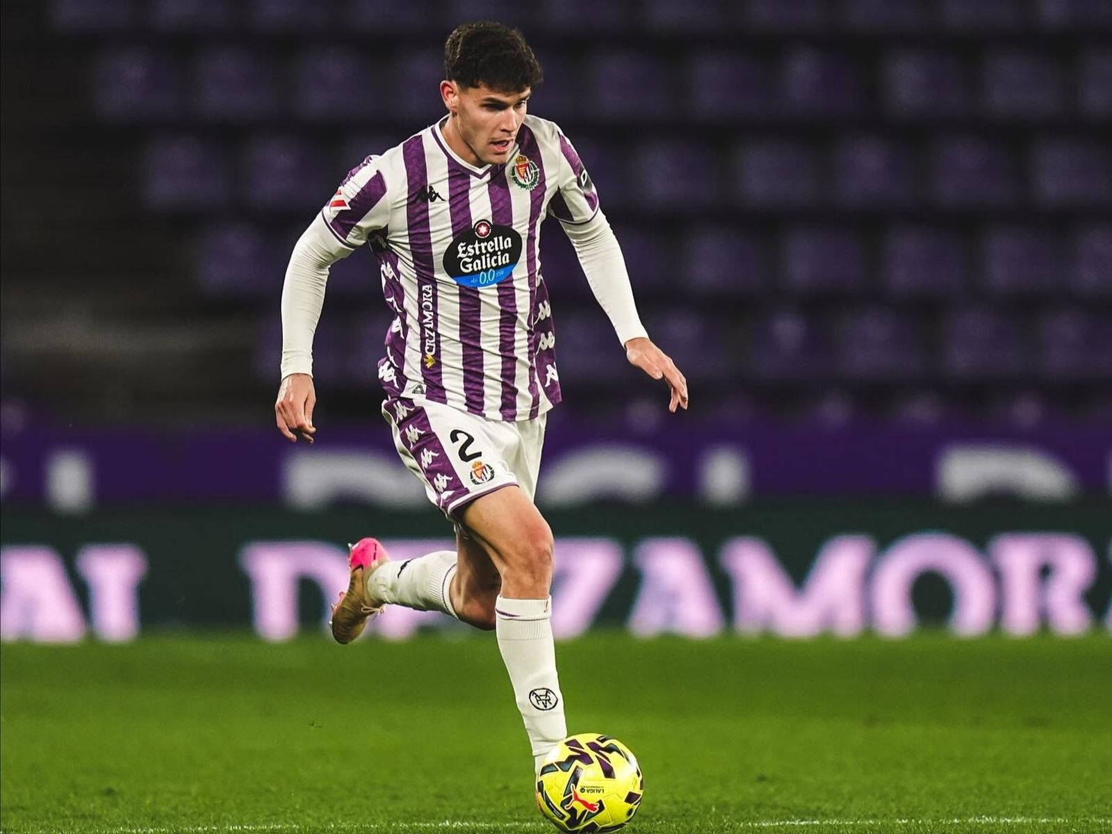 Trilli conduce el balón en un partido con el Real Valladolid.
